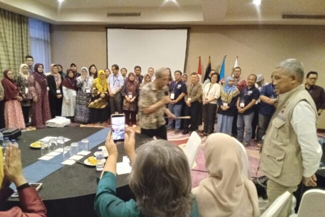 Dokter spesialis keluarga peserta pencerahan sekaligus pelatihan pencegahan dan penanganan kasus stroke menyimak pesan disampaikan Ketum Yastroki Dr. dr. Tugas Ratmono ( kanan berdiri) di Jakarta Selatan