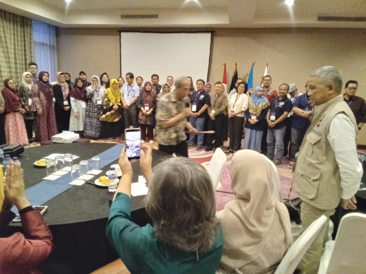 Dokter spesialis keluarga peserta pencerahan sekaligus pelatihan pencegahan dan penanganan kasus stroke menyimak pesan disampaikan Ketum Yastroki Dr. dr. Tugas Ratmono ( kanan berdiri) di Jakarta Selatan