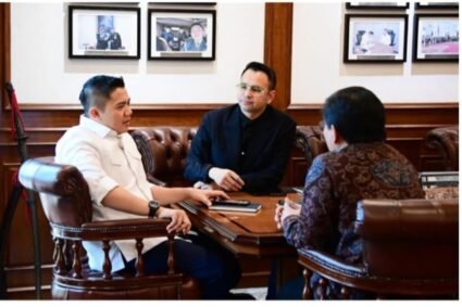 Gaya Ngabuburit Seskab Teddy Bersama Yovie Widianto dan Raffi Ahmad