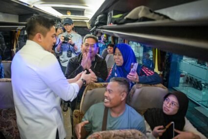 Seskab Teddy Indra Wijaya dan Menhub Dudy Purwagandhi Tinjau Arus Balik di Terminal Pulogadung