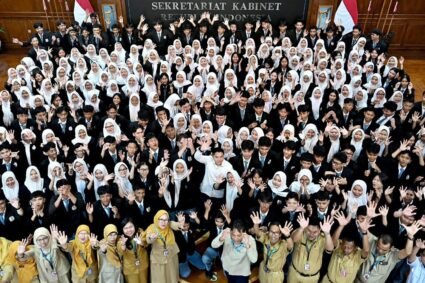 Ketika Seskab Teddy Indra Wijaya Diserbu  Siswa SMKN 19 di Istana