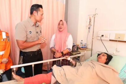 Menko Infrastruktur dan Pembangunan  Kewilayahan AHY Jenguk Korban Tabrakan Kereta di Bekasi