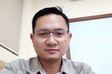 Komunikasi Digital dan “Efek Dolar”: Mengapa Warga Desa Tetap Merasakan Dampaknya? Oleh: Boediman, EP, Pengamat Komunikasi Politik