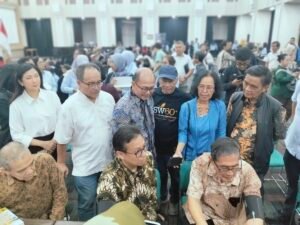 Ketua Umum SWSI Wahyu Muryadi dampingi pengurus.lainnya mendampingi Menkeu Budi Gunawan Sadikin mengecek peserta kesehatan  CKG.