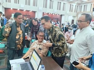 Menkes Budi Gunawan Sadikin sedang berdialog dengan wartawan senior Upa Labuhari disaksikan pengurus SWSI Toro Irianto dan Budiman Tanuredjo